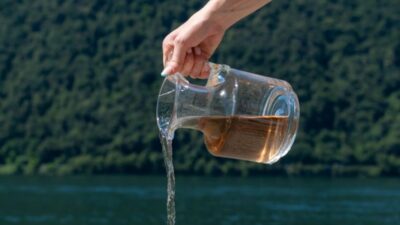 How Many Oz in a Gallon? Gallon Conversions for Drinks & Cooking