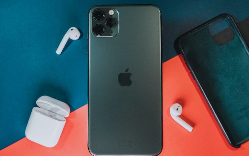 Government phone benefits help eligible households access essential communication services (Image by Unsplash)