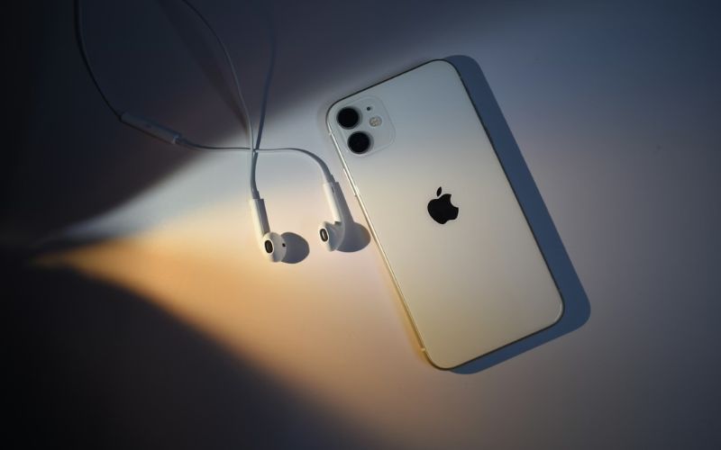 Government phone benefits help eligible households stay connected (Image by Unsplash)