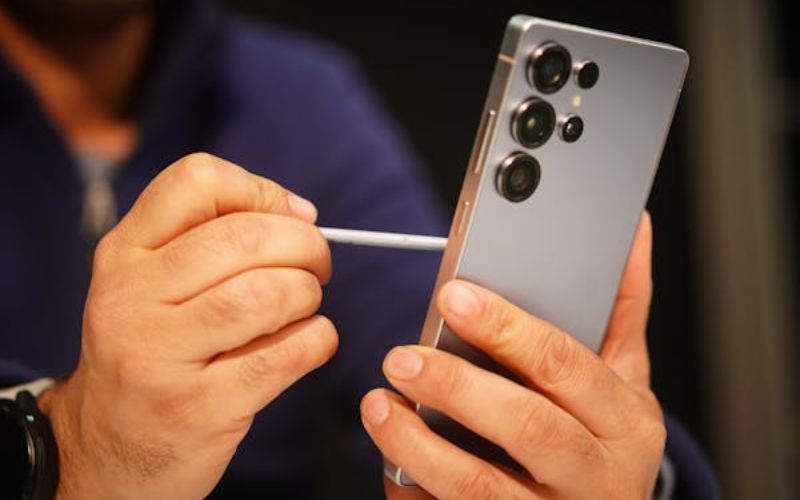 A free Samsung Galaxy Z Fold is not directly provided by the federal government (Image by Pexels)