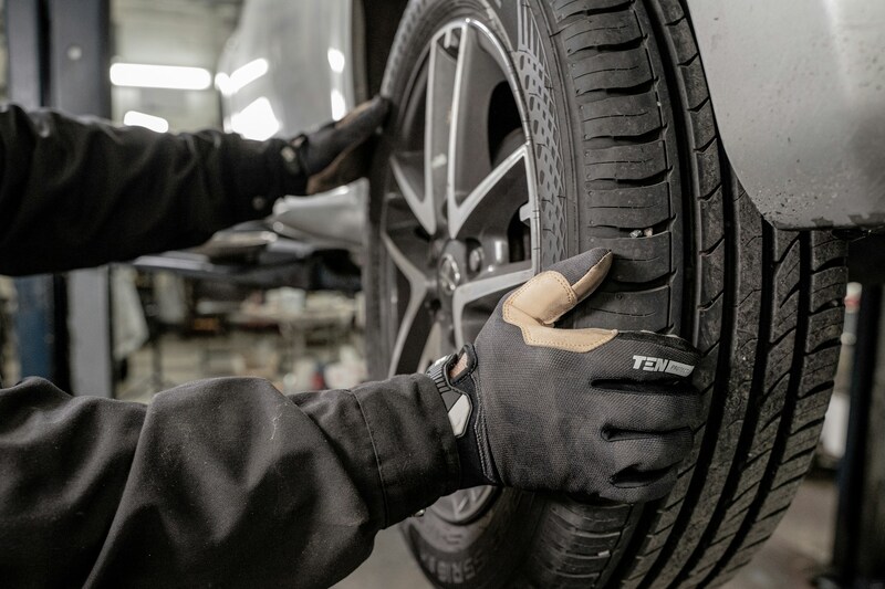 Step-by-step guide on how to check tire pressure