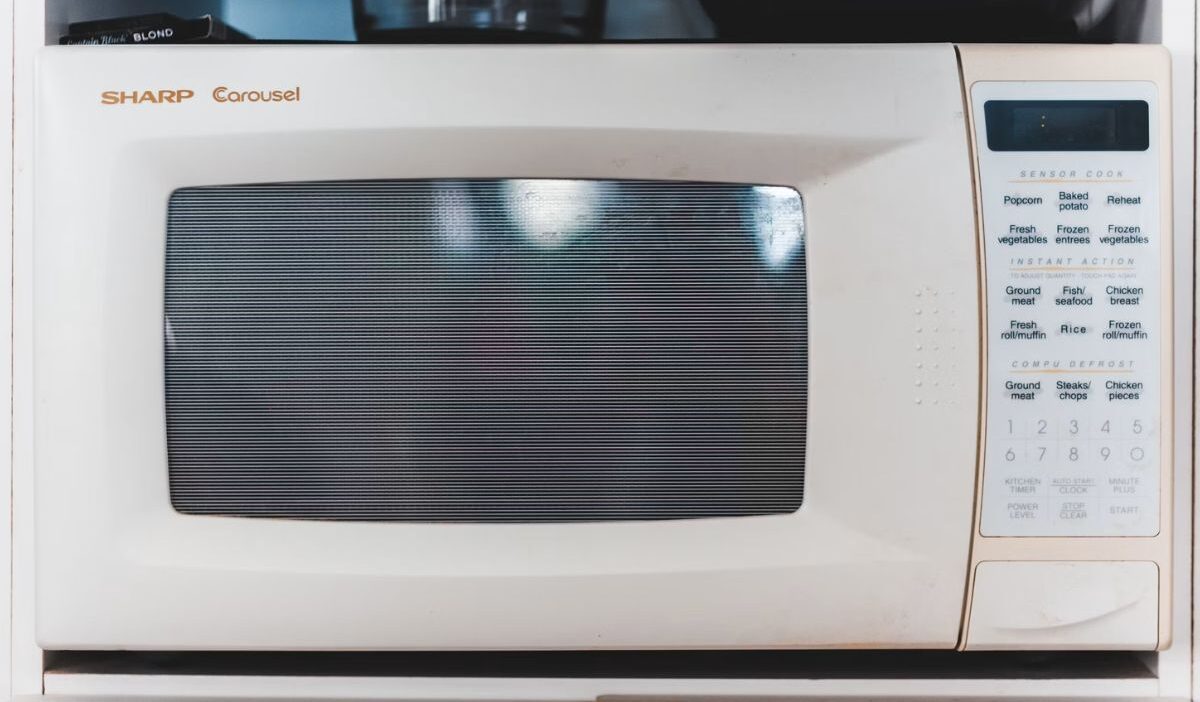 how to clean a microwave